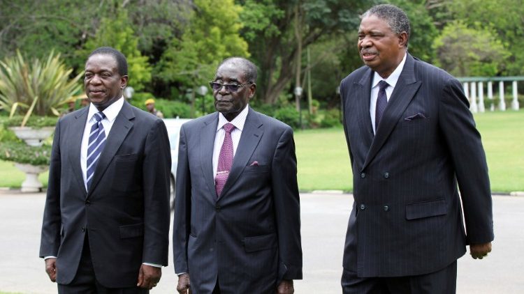 Von links: Der amtierende Präsident Emmerson Mnangagwa mit seinem Amtsvorgänger Robert Mugabe und dem ehemaligen Vizepräsidenten Phelekezela Mphoko 