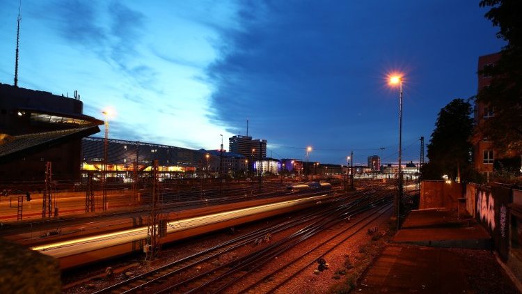 Ein Bahnhof bei Nacht