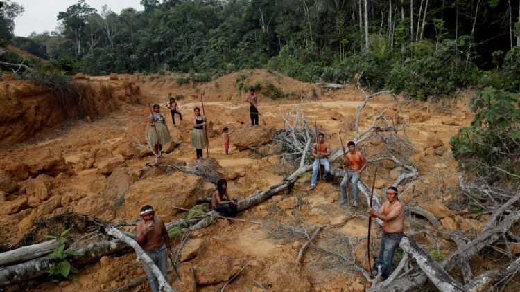 Índios do povo Mura no Amazonas, em foto de 20 de agosto, em área de desmatamento da Amazônia