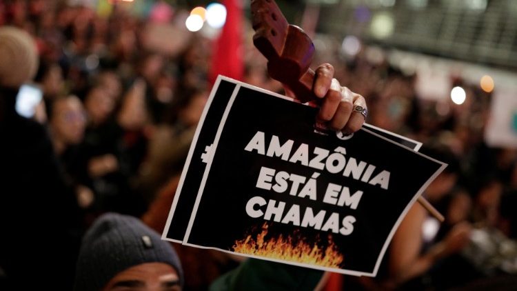 Protestos em diferentes partes do mundo, inclusive no Brasil, são registrados em favor da Amazônia