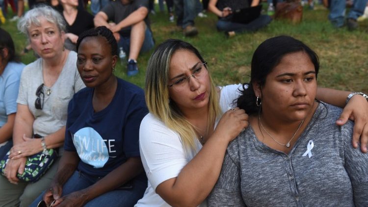 Des Texans participant à un rassemblement de solidarité avec les victimes de la fusillade survenue le 1er septembre 2019 au Texas.