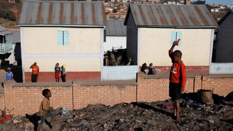 Spielende Kinder auf einer Müllhalde: In vielen Regionen Madagaskars lebt die Bevölkerung unterhalb der Armutsgrenze
