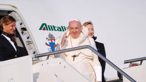 Odhod letala s papežem Frančiškom z rimskega letališča Fiumicino