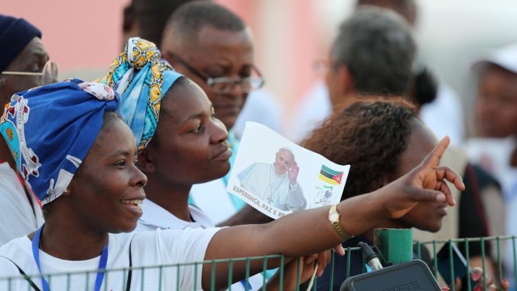 Des fidèles attendant le Pape François près de l'aéroport de Maputo, le 4 septembre 2019.