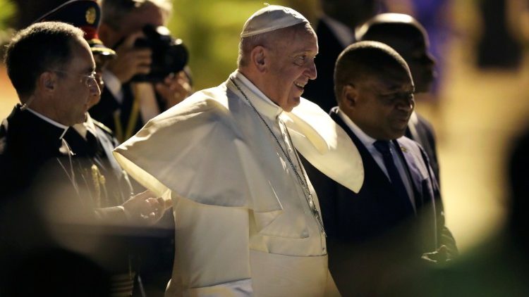 Le Pape accueilli par le président mozambicain, Filipe Nyusi, le 4 septembre 2019 à l'aéroport de Maputo.