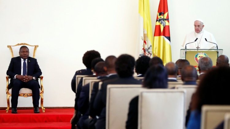 모잠비크 당국자, 외교단, 시민사회 대표단을 대상으로 연설하는 프란치스코 교황