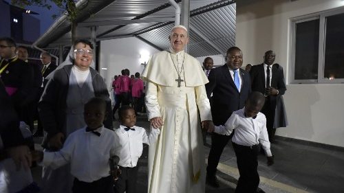 Папа встретился с молодёжью из «Дома Матфея 25»