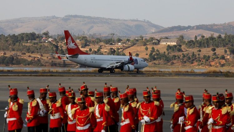 Atterrissage de l'avion papal sur la piste de l'aéroport international d’Antananarivo, à Madagascar, vendredi 6 septembre 2019. 