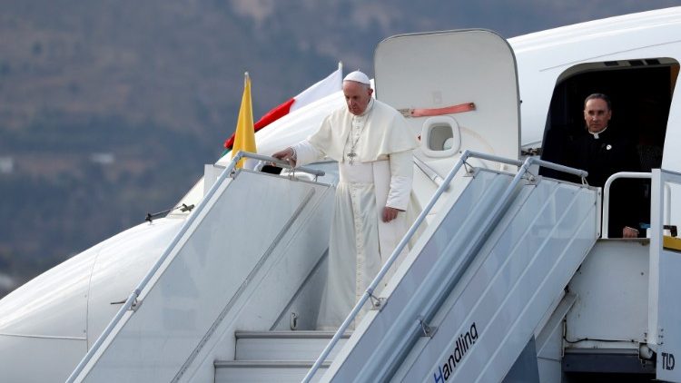 Papst Franziskus steigt aus einem Flugzeug
