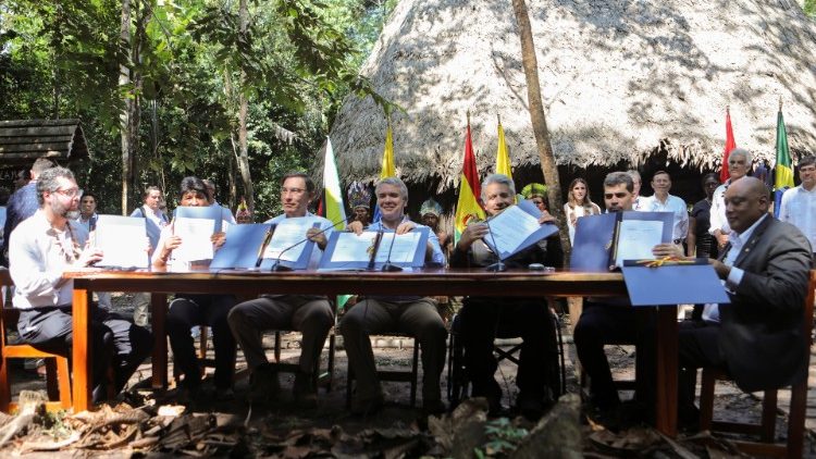 Gipfel für den Amazonas in Leticia: Brasiliens Außenminister Araujo, die Präsidenten von Bolivien (Morales), Peru (Vizcarra), Kolumbien (Duque) und Ecuador (Moreno) sowie Surinames Vizepräsident Ashwin Adhin und Guayanay Minister für Naturressourcen Trotman zeigen das unterzeichnete Dokument