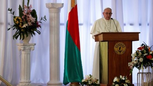 Papa a autoridades malgaches: creen desarrollo sin olvidar a los pobres