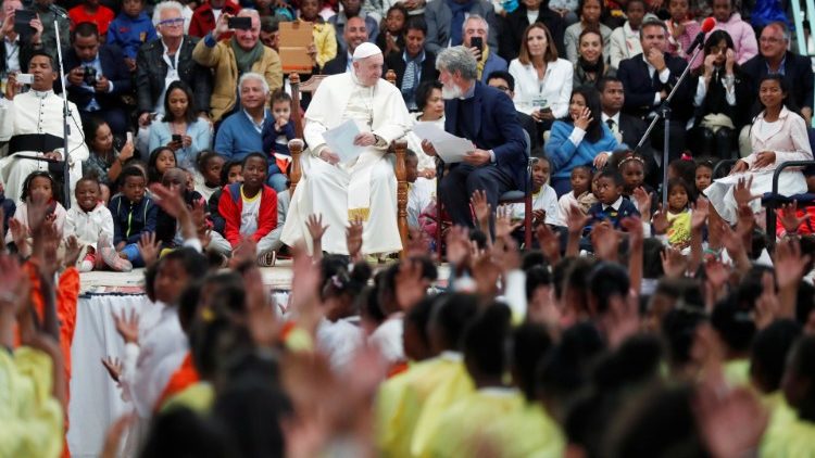 Papa Franjo i otac Pedro Opeka u Gradu prijateljstva-Akamasoi; 8. rujna 2019.