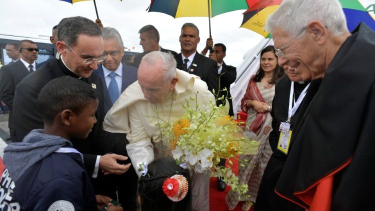 Le cardinal Piat (à droite) lors de l'arrivée du Pape François à Maurice en septembre 2019