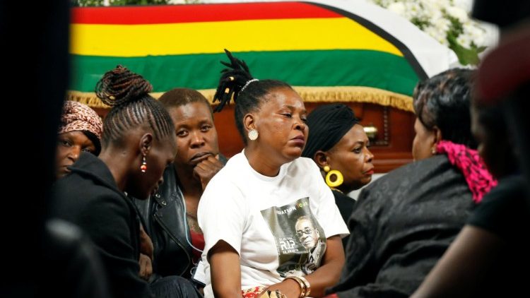 Anhänger Mugabes trauern in Simbabwe