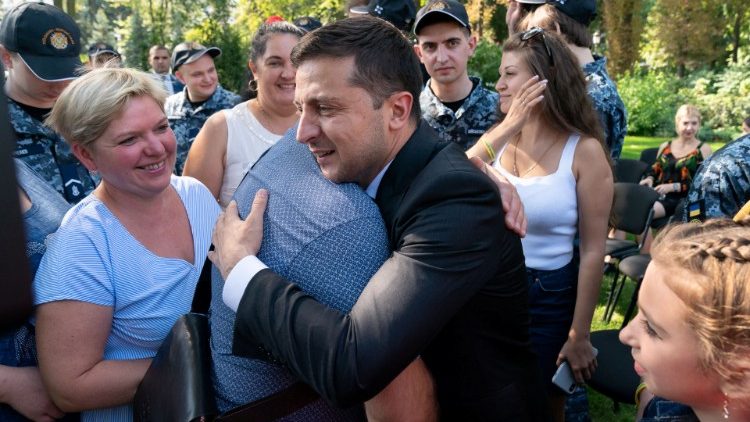 रूस और यूक्रेन कैद लोग मुक्त किये जाने पर अपने प्रियजनों से मिलते हुए