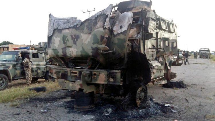 Ein durch eine islamistische Terrorgruppe zerstörtes Militärfahrzeug im nordöstlichen Gudumbali, 16.09.2019