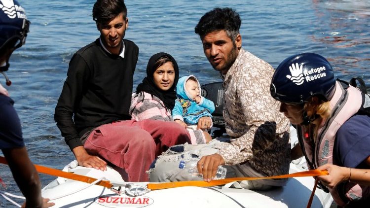 Migrantes afegãos resgatados na Grécia