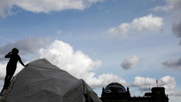 Klimaaktivisten schlagen vor dem Treffen am Brandenburger Tor in Berlin ihr Lager auf