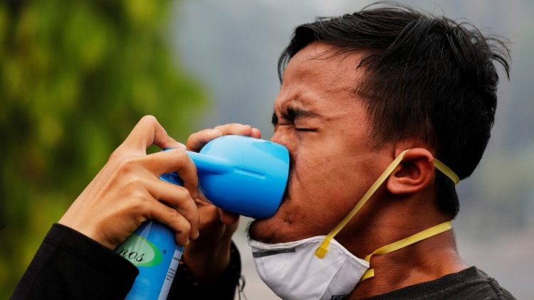 Un joven inhala una lata de oxígeno durante una Huelga Climática Global mientras el smog cubre la ciudad debido a los incendios forestales en Palangka Raya. 