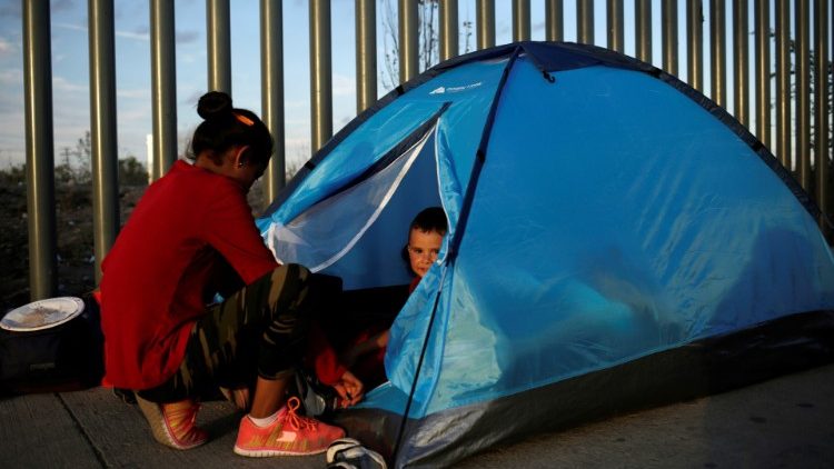 Migrantenfamilie im Zelt am Grenzzaun in Ciudad Juarez, Mexiko