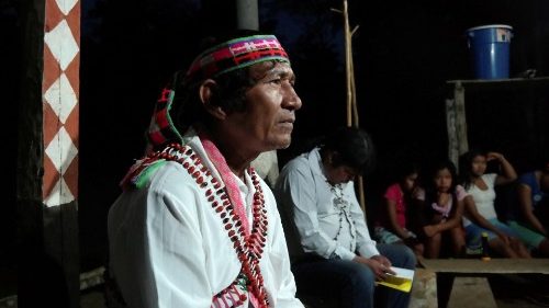 Brasilien: Indigene Familien segnen Bischöfe vor Amazonas-Synode