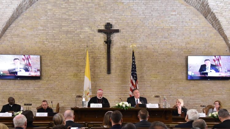 Secretário para as Relações com os Estados, arcebispo Paul Richard Gallagher e secretário de Estado dos EUA, Michael Pompeo no Vaticano