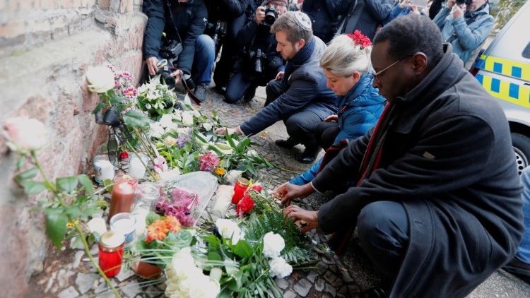 Comunidade deposita flores e acende velas em frente à sinagoga em Halle