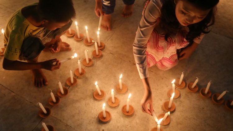 Fedeli accendono candele in Myanmar