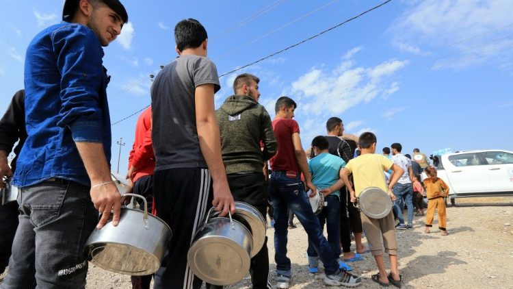 Ljudi koji su napustili napadnuta područja uz granicu s Turskom u izbjegličkom kampu