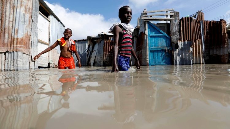 Somalische Kinder waten durch die Fluten nach heftigen Regenfällen in Mogadishu.