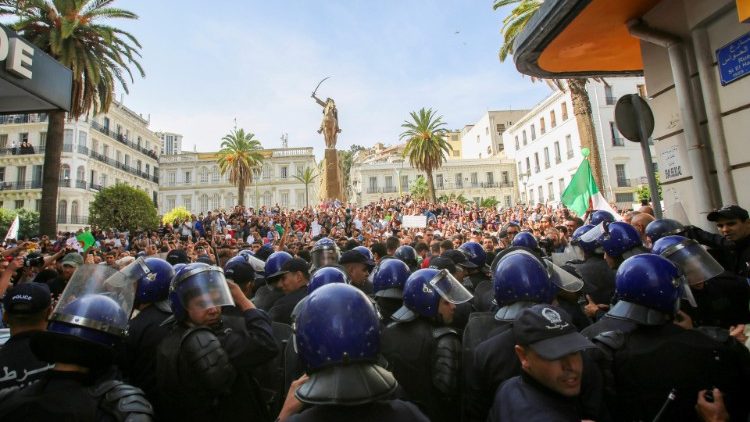 Unruhen in Algier - Demonstranten wenden sich gegen die regierende Elite