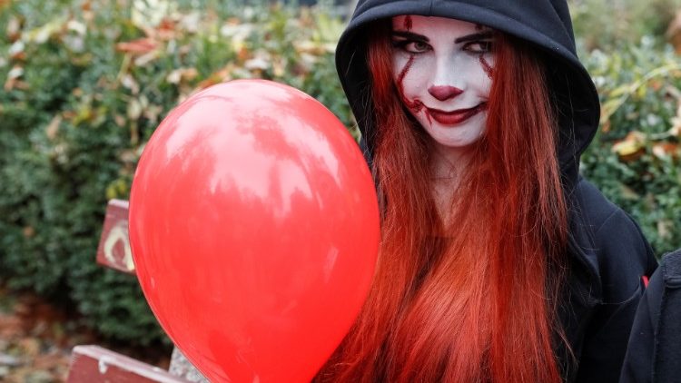 Участничка в парада за Хелоуин в Киев