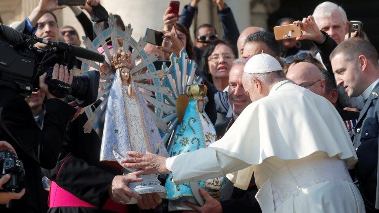 Papst Franziskus mit der Muttergottes-Statue von Luján