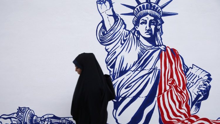 Une femme passe devant un dessin peint sur le mur de l'ancienne ambassade américaine, ce 2 novembre à Téhéran