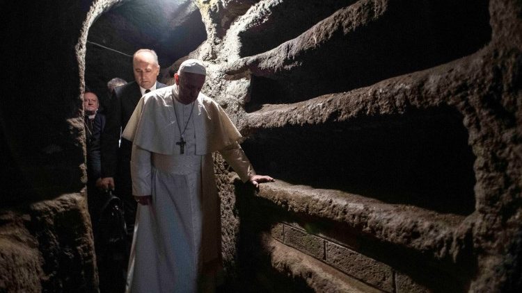 Pāvests nokāpj Priscillas katakombās