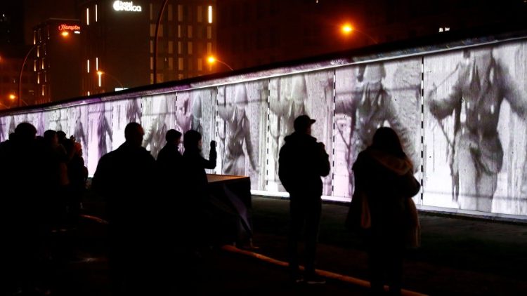 Kiállítás a berlini falról