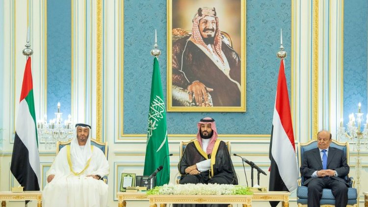 Les princes héritiers d'Abu Dhabi et d'Arabie saoudite, et le président yéménite lors de la signature de l'accord de Ryad le 5 novembre