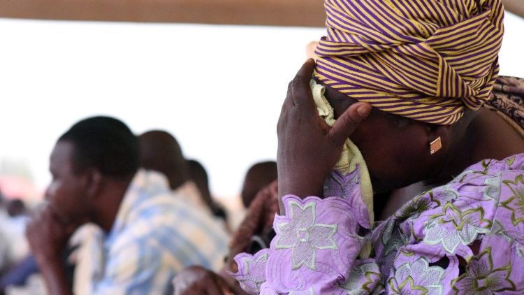 Familiares de vítimas em Burkina Faso