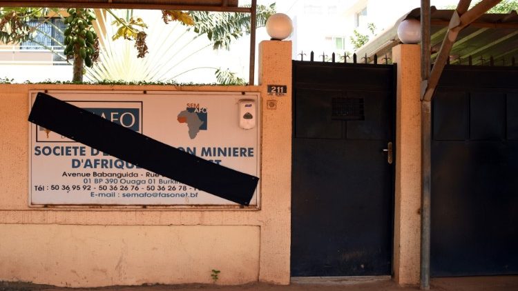 Das Schild am Eingang zum Hauptsitz der kanadischen Goldminenbetreiber Semafo in Ouagadougou ist mit einem Trauerflor versehen