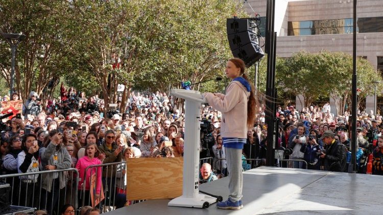 அமெரிக்க ஐக்கிய நாட்டின் Charlotte நகரில் நடைபெற்ற இளையோர் கூட்டத்தில் உரையாற்றிய இளம்பெண் Greta Thunberg