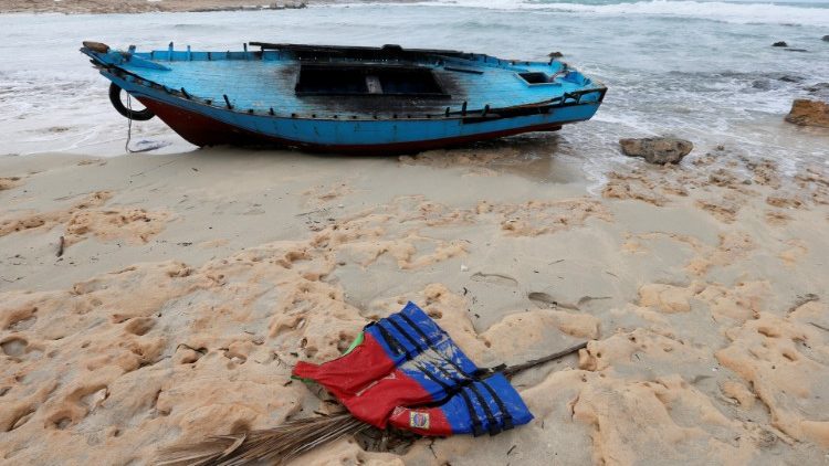 Sur une plage libyenne, une fragile pirogue utilisée pour traverser la Méditerranée. 