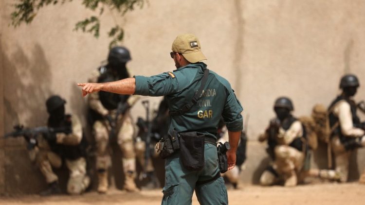 Ein westlicher Ausbilder instruiert Anti-Terror-Kräfte in Ouagadougou