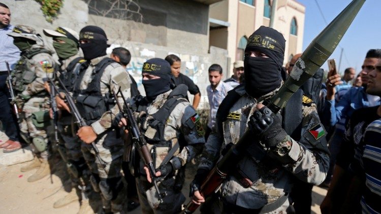 Militante Palästinenser beim Begräbnis eines Kameraden im südlichen Gazastreifen