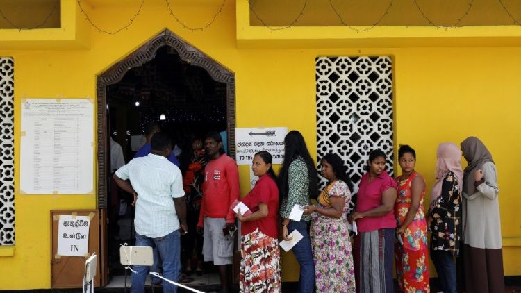 Des électeurs devant un bureau de vote à Colombo, capitale de Sri Lanka, le 16 novembre 2019