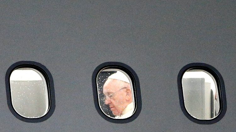 Papež Frančišek na letalu.