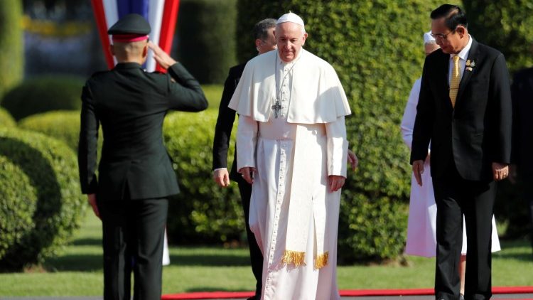 Papa Franjo i tajlandski premijer