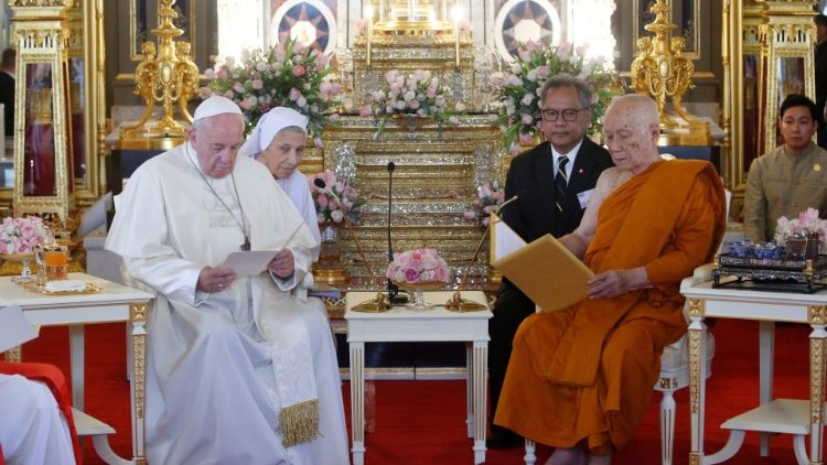 Le Pape François et le patriarche bouddhiste Somdet Phra Maha Munivong.  