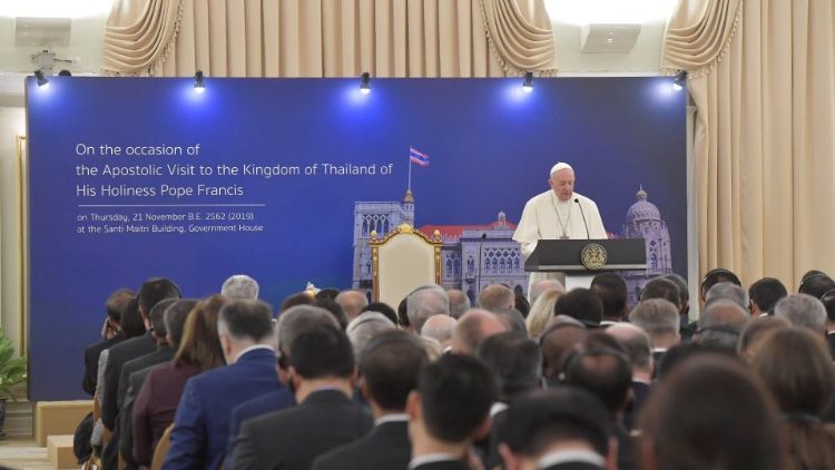 थाईलैंड के सरकारी प्रतिनिधियों को संदेश देते हुए संत पापा फ्रांसिस 