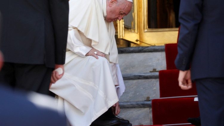 Tiszteletből Ferenc pápa is levetette cipőjét a templomba lépés előtt 