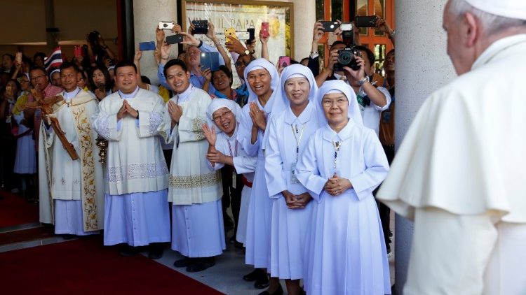 El Papa Francisco entrando a la parroquia San Pedro del Santuario del Beato Nicolás en Bangkok. 